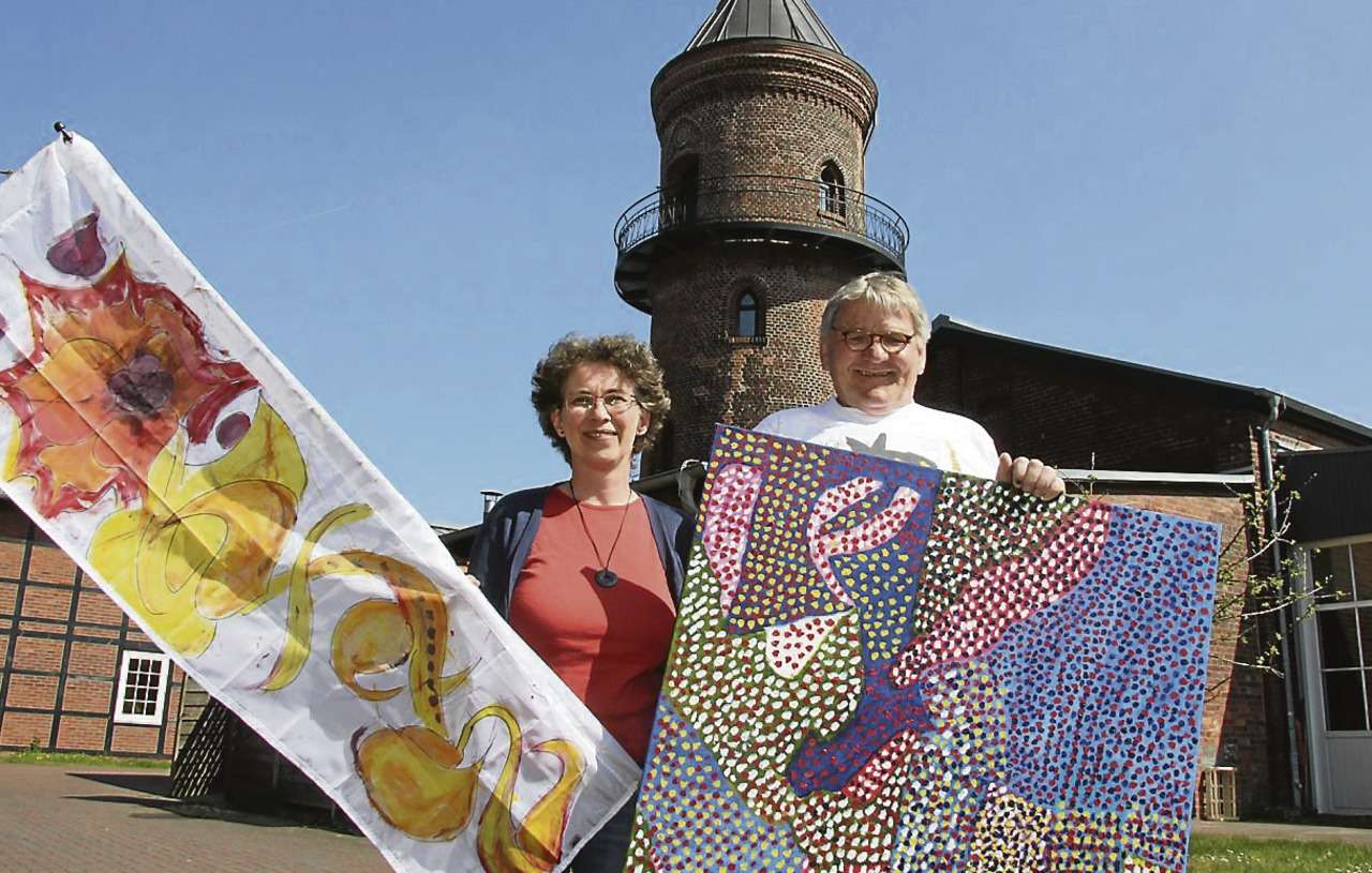 Petra Haferkamp und Willi Reichert präsentieren mit dem Werk von Immo Fibelkorn bereits ein erstes Exponat für den Wasserturm.