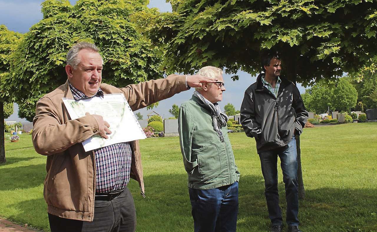 Wittorfer Ortsbürgermeister Willi Bargfrede zeigt den Ausschussmitgliedern, was am örtlichen Friedhof laut Ortsrat umgestaltet werden sollte.