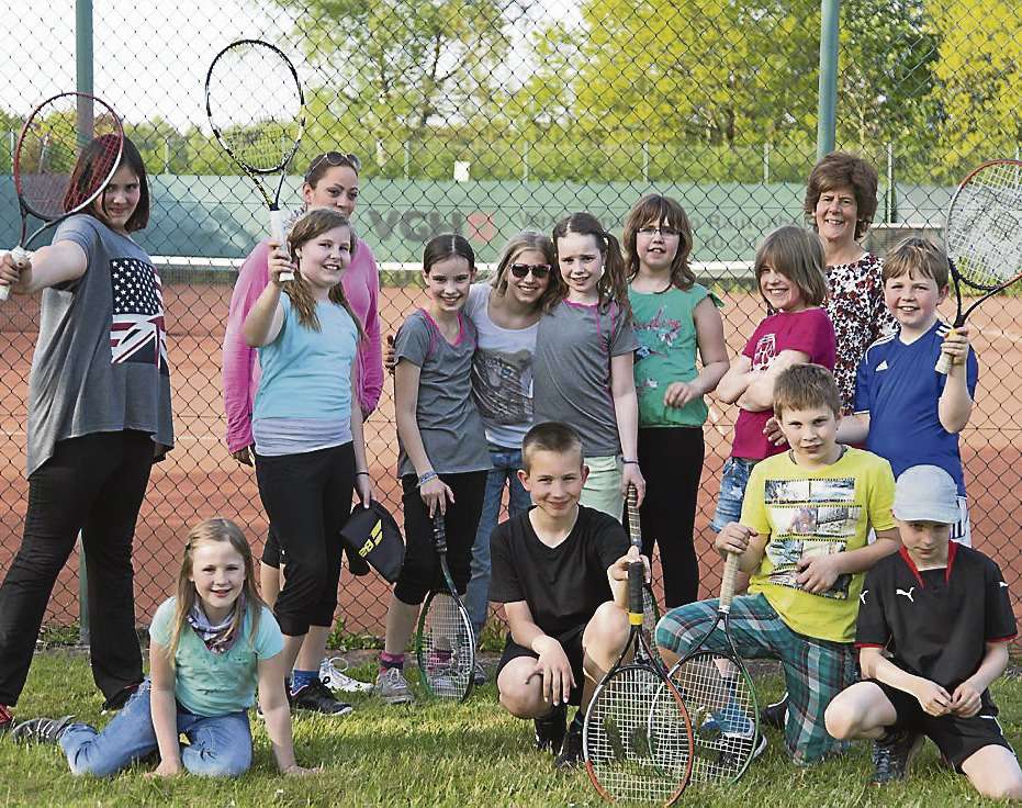 Die Mädchen und Jungen zeigten ihre Tennis-Fähigkeiten.