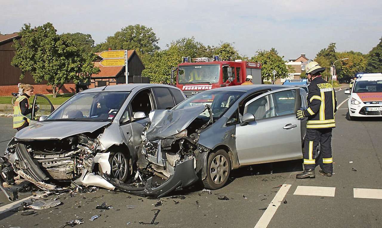In Wittorf stießen zwei Pkw-Fahrer mit ihren Wagen frontal zusammen. Beide verletzten sich dabei leicht.