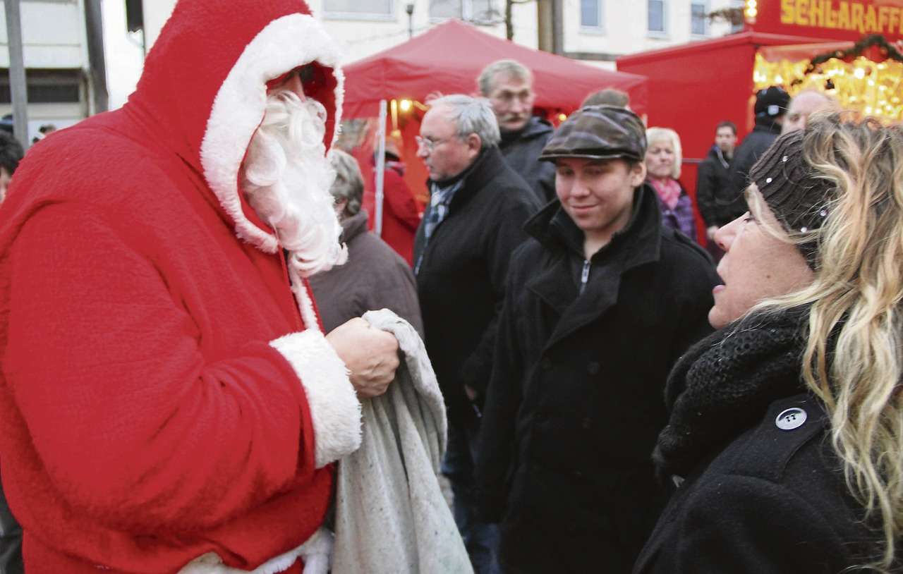 Ho, ho, ho - auch der Weihnachtsmann beehrt den Markt.