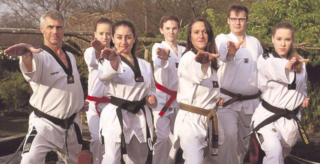 Ralf Spiegel (links) organisiert mit seinen Schützlingen ein Taekwondo-Landesturnier in Bomlitz.