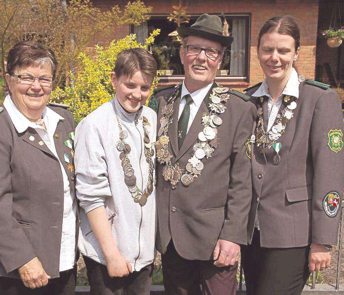 Die neue Königfsfamilie aus Groß Heins stand beim örtlichen Schützenfest im Mittelpunkt.