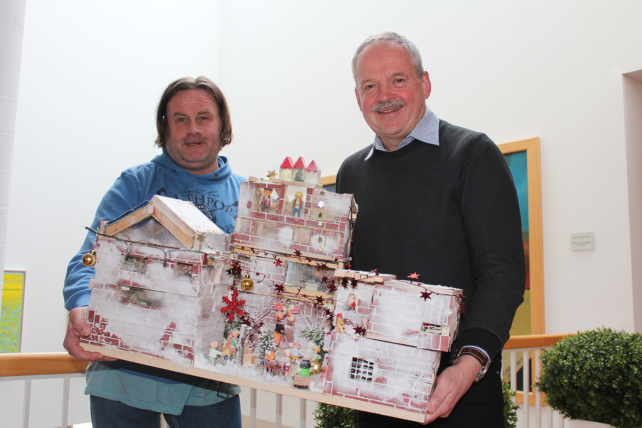 Bürgermeister Andreas Weber (rechts) ist schwer beeindruckt: Künstler Peter Skopnick übergibt ihm ein in drei Monaten selbst gebautes Rathaus-Modell.