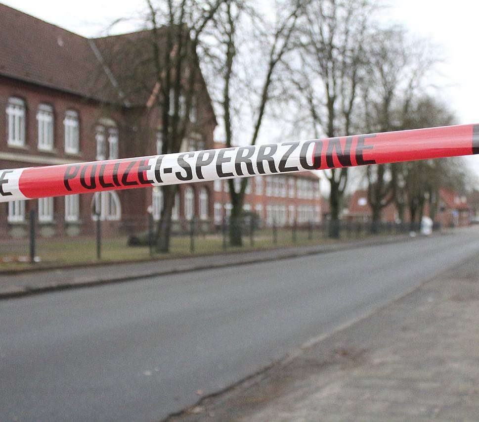 Der Tatort am 9. Januar vor der Grundschule in Visselhövede. Unbekannte Männer auf einem Motorrad hatten an dieser Stelle einen 46-jährigen Albaner erschossen. Foto: Archiv