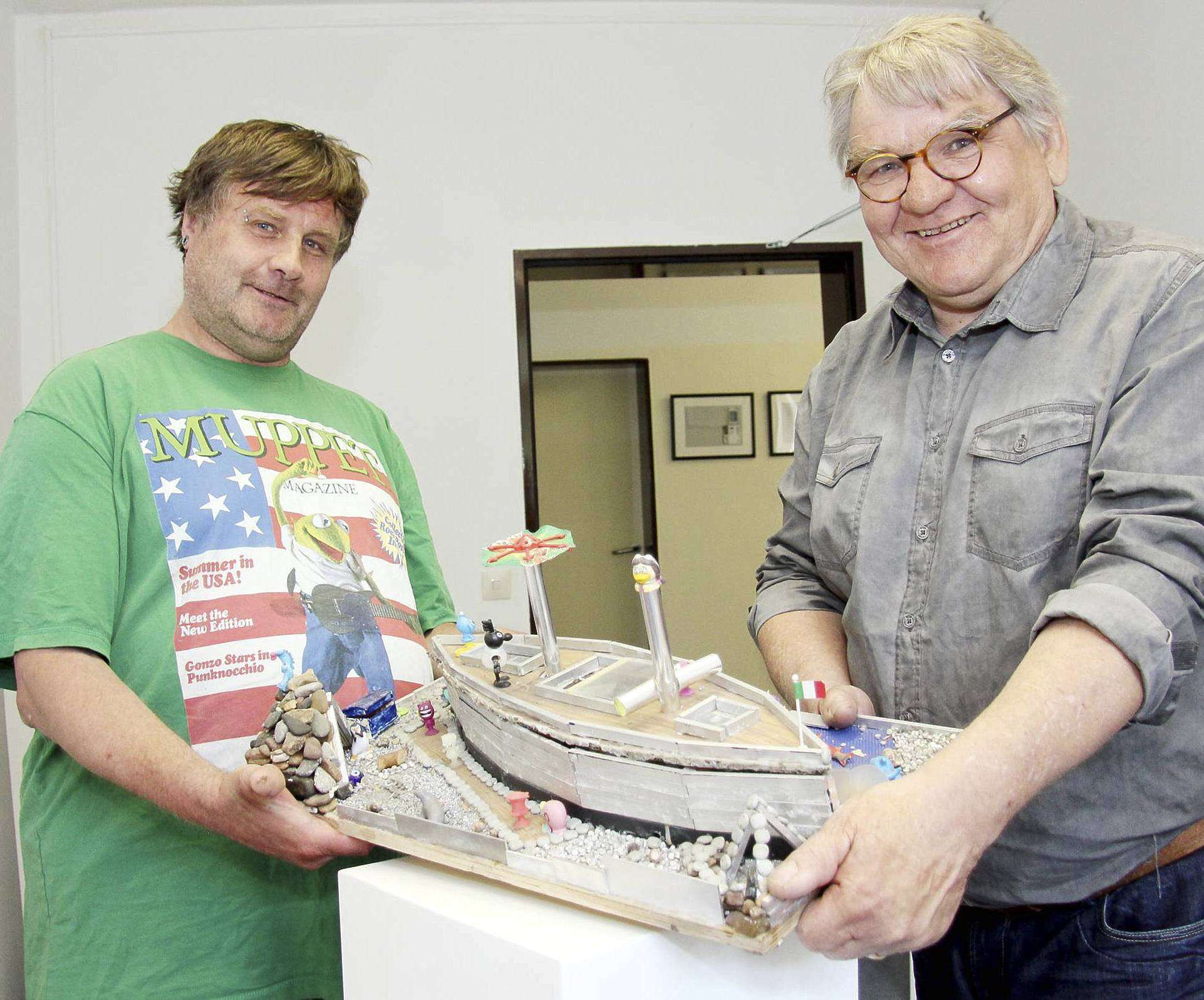 Müllkünstler Peter Skopnick (links) und Willi Reichert legen letzte Hand an die Ausstellung 