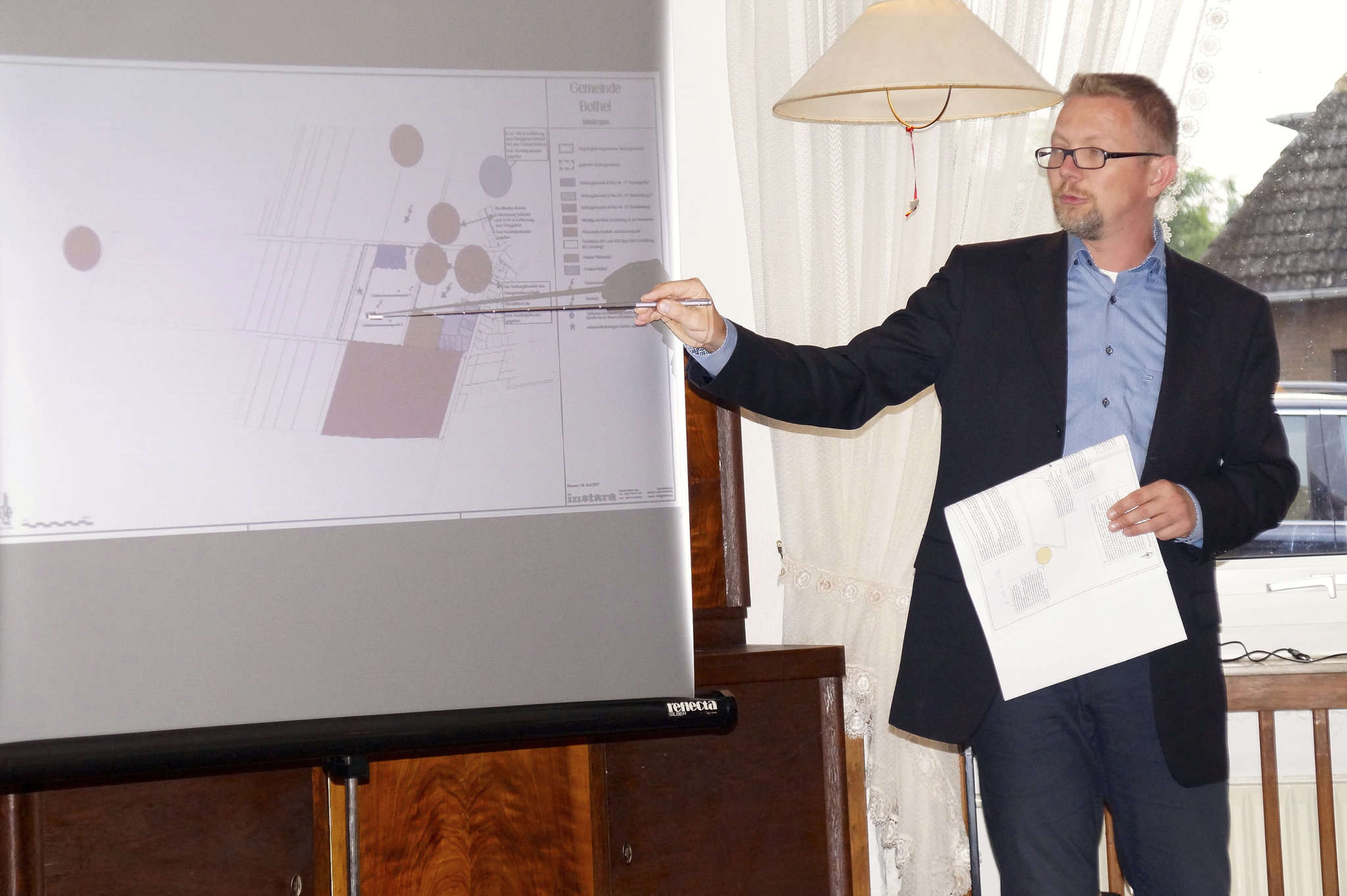 Stadtplaner Burkhard Lichtblau erläutert den Entwurf zur Wohnbebauung Campingplatz 4 in Bothel.