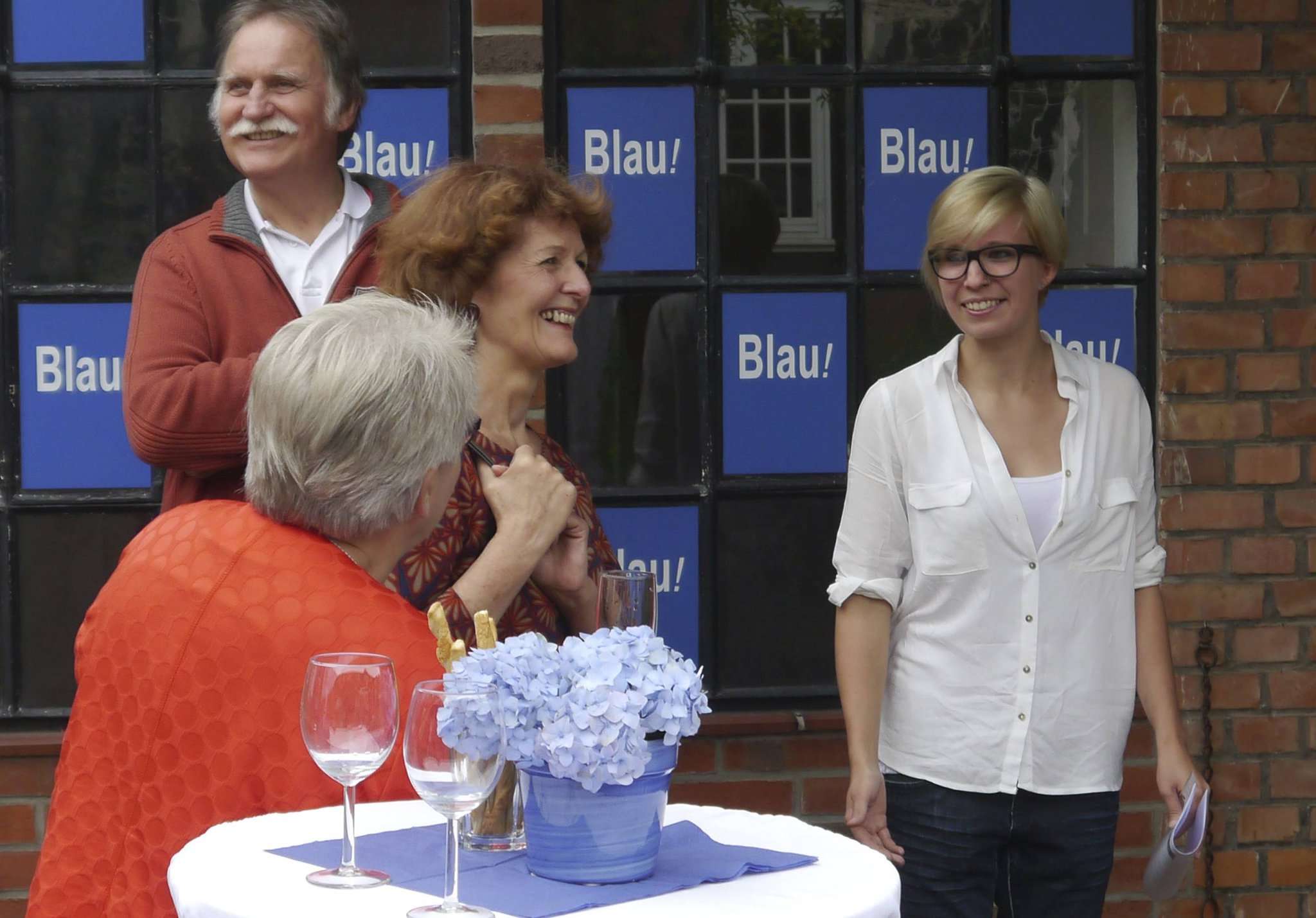 Tomke Heeren (rechts) begrüßte Christine Steyer (2. von rechts) als Künstlerin im Wasserturm. Foto: Janila Dierks