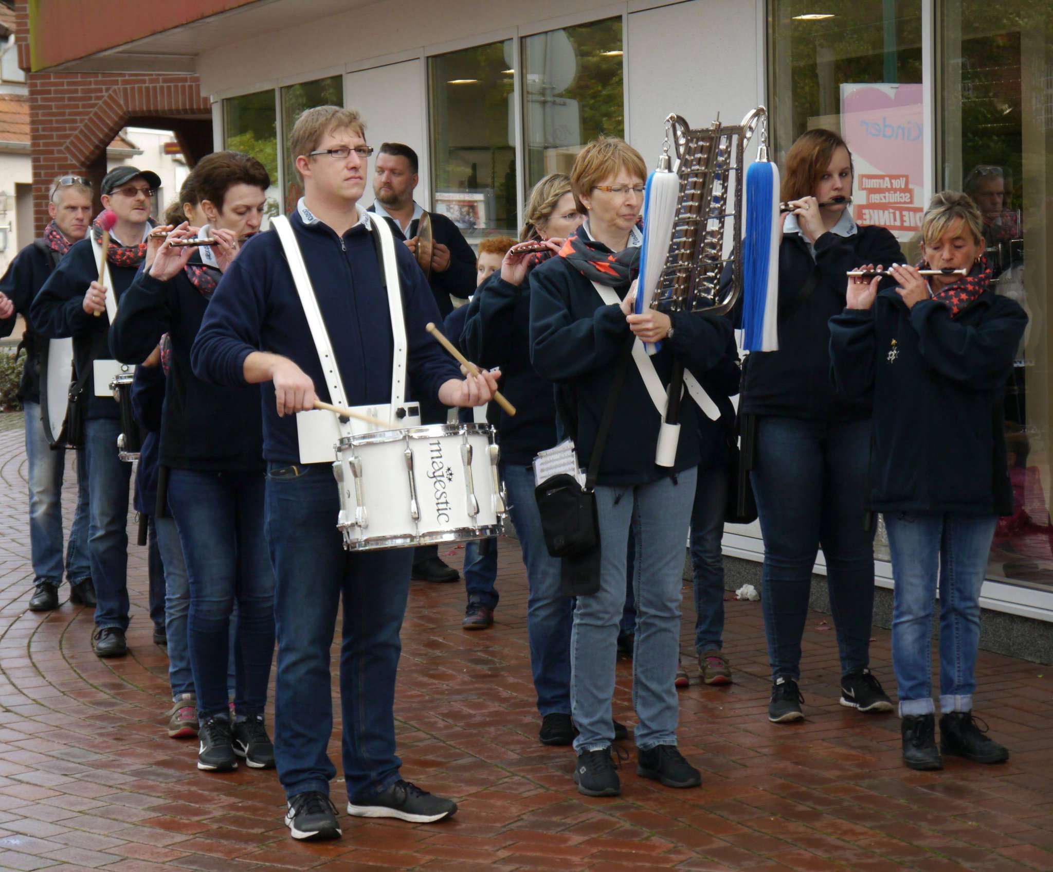 Der Spielmannszug Train of Music sorgte beim Apfelmarkt in Visselhövede für die musikalische Untermalung. Foto: Janila Dierks