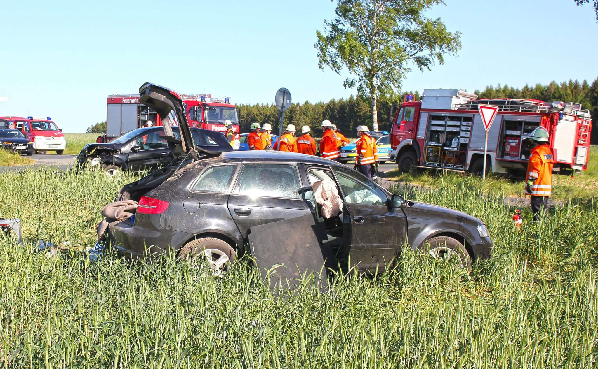 Beide Fahrzeuge kamen nach der Kollision in einem angrenzenden Feld zum Stehen.