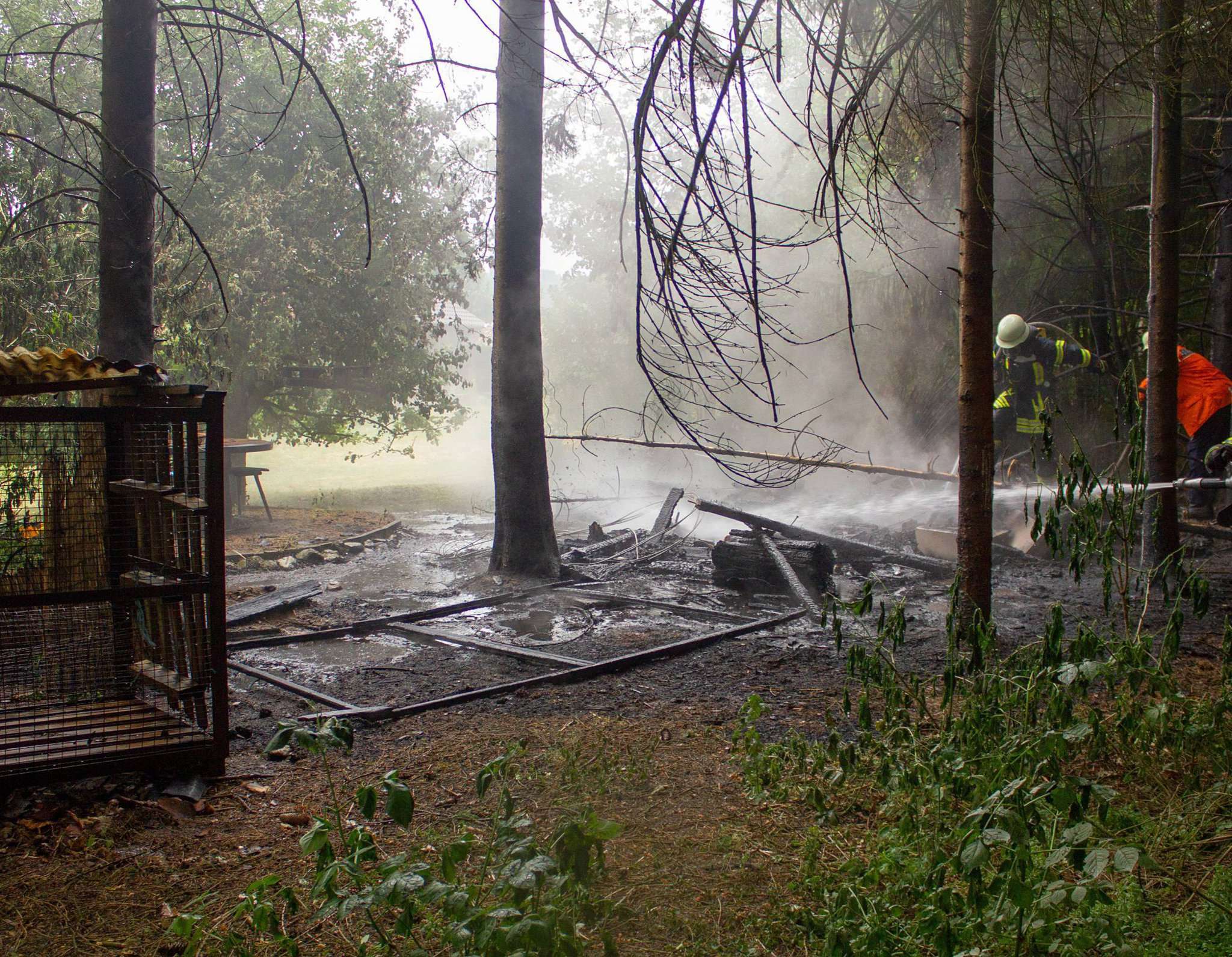 Das Feuer, das nach einem Blitzschlag ausgebrochen war, hatte sich auf den Schuppen sowie umstehende Bäume ausgedehnt.