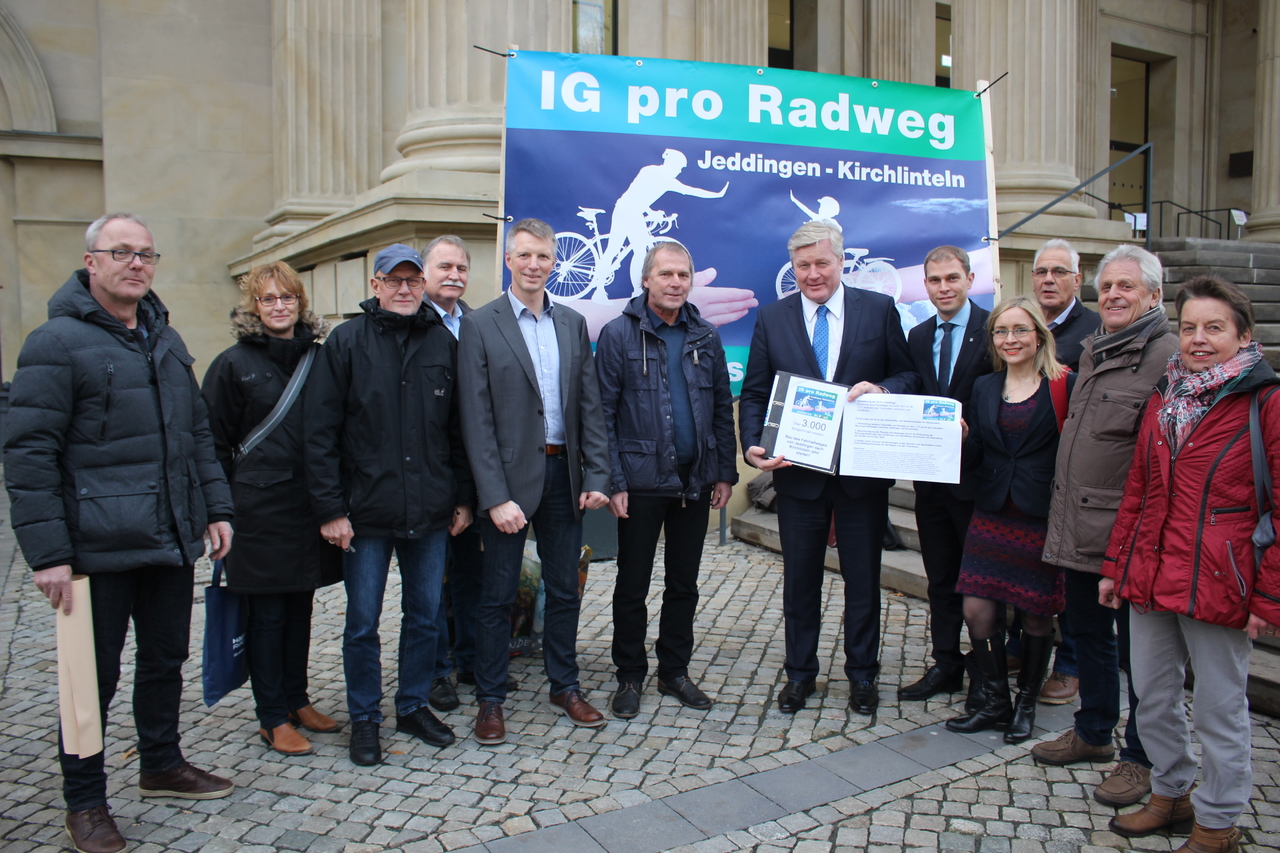Vor dem Landtagsgebäude überreichten Mitglieder der Interessengemeinschaft Radweg die Unterschriften an Minister Bernd Althusmann. Foto: Henning Leeske