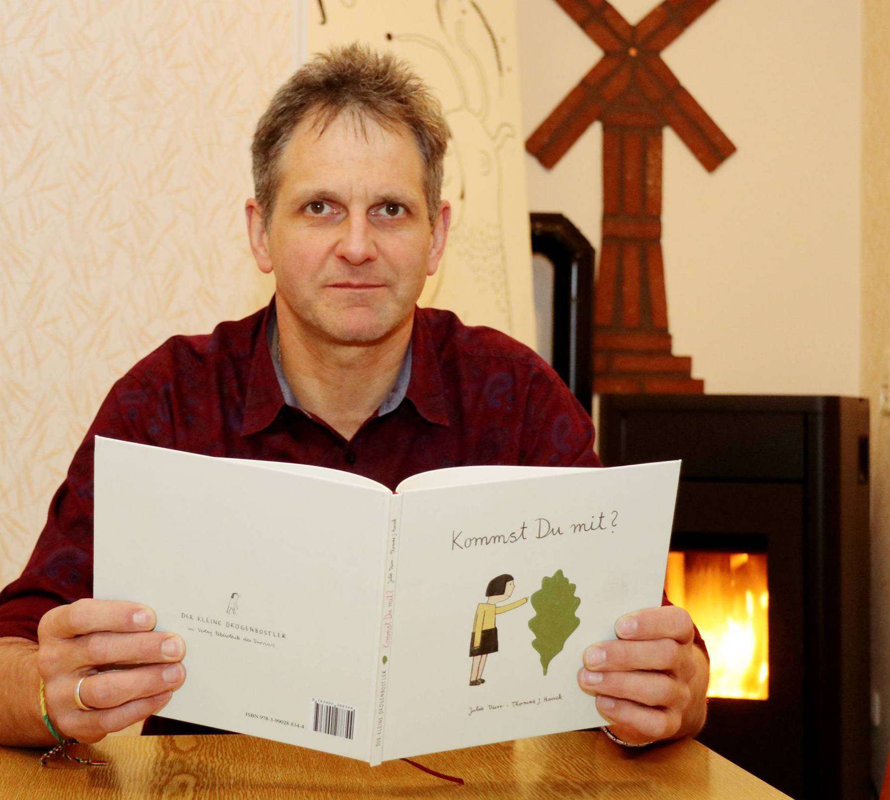 Jürgen Meyer hält das Ergebnis des ersten Kinderbuchillustratoren-Stipendiums in den Händen. Foto: Nina Baucke