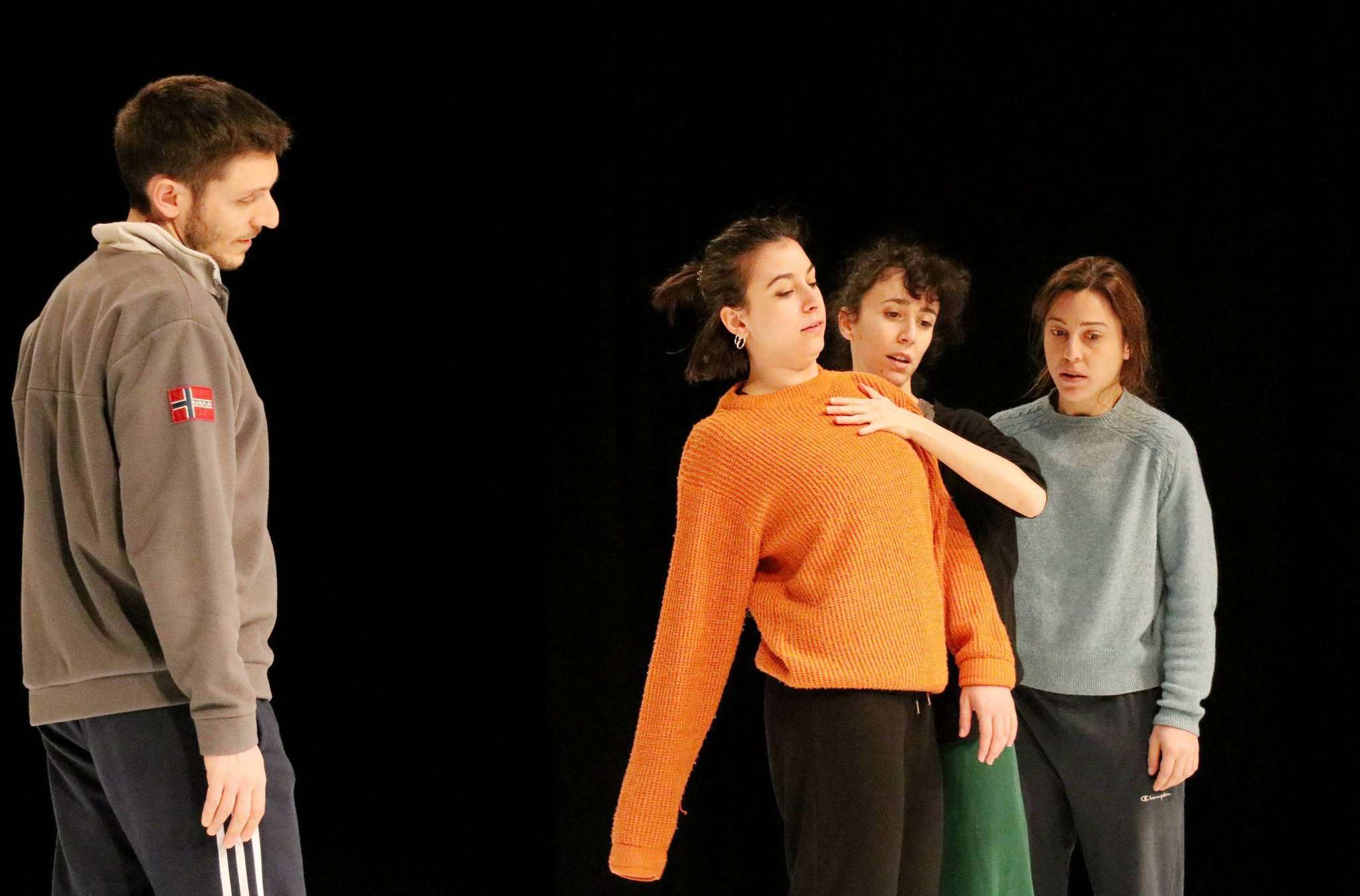 Stefano Roveda (von links), Antonella Albanese, Sara Angius und Lucrezia Maimone arbeiten an Feinheiten der Tanztheaterproduktion 