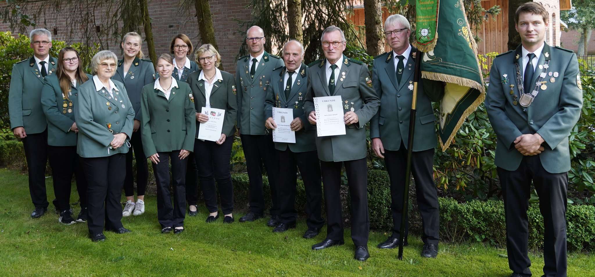 Der neue Vorstand sowie geehrte und beförderte Mitglieder des Nindorfer Schützenvereins.