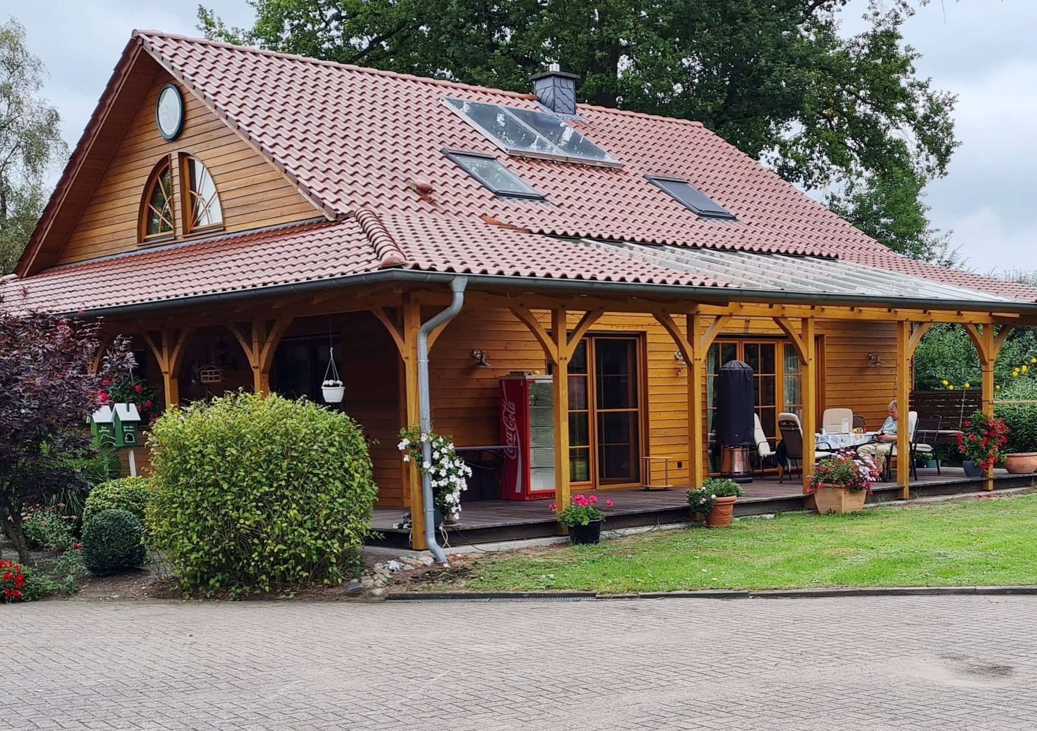 Das Holzhaus war nach einer USA-Reise der Traum des Hemslingers Andreas Röhrs. 2011 hat er ihn realisiert. Foto: Röhrs