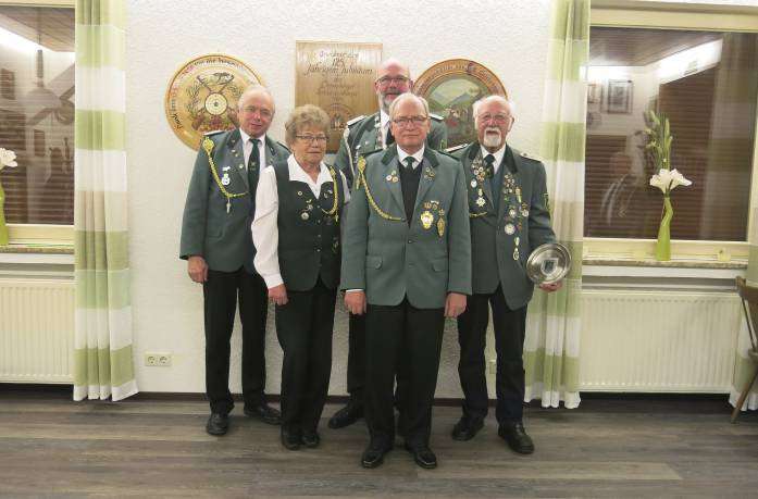Traute Langscheid und Hans-Wilhelm Wahlers (Zweiter von rechts) wurden für ihre 40-jährige Vereinsmitgliedschaft geehrt. Mit ihnen freuten sich Werner Freymuth (zweiter Vorsitzender, links) und Edzard Brünner (Mitte). Karl-Heinz Just (rechts) wurde zum Sportschützen des Jahres 2016 gekürt.