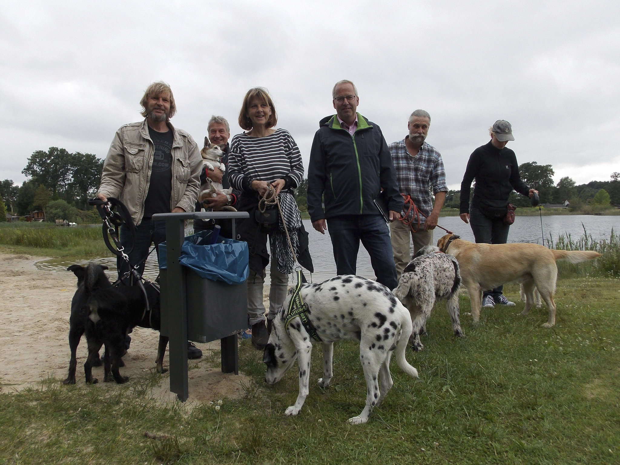 Initiativengründer Holger Kerl (links) überreichte bei einem Ortstermin am Otterstedter See die Unterschriftenliste der Hundefreunde an Ortsbürgermeister Rainer Hinrichs (Dritter von rechts).
