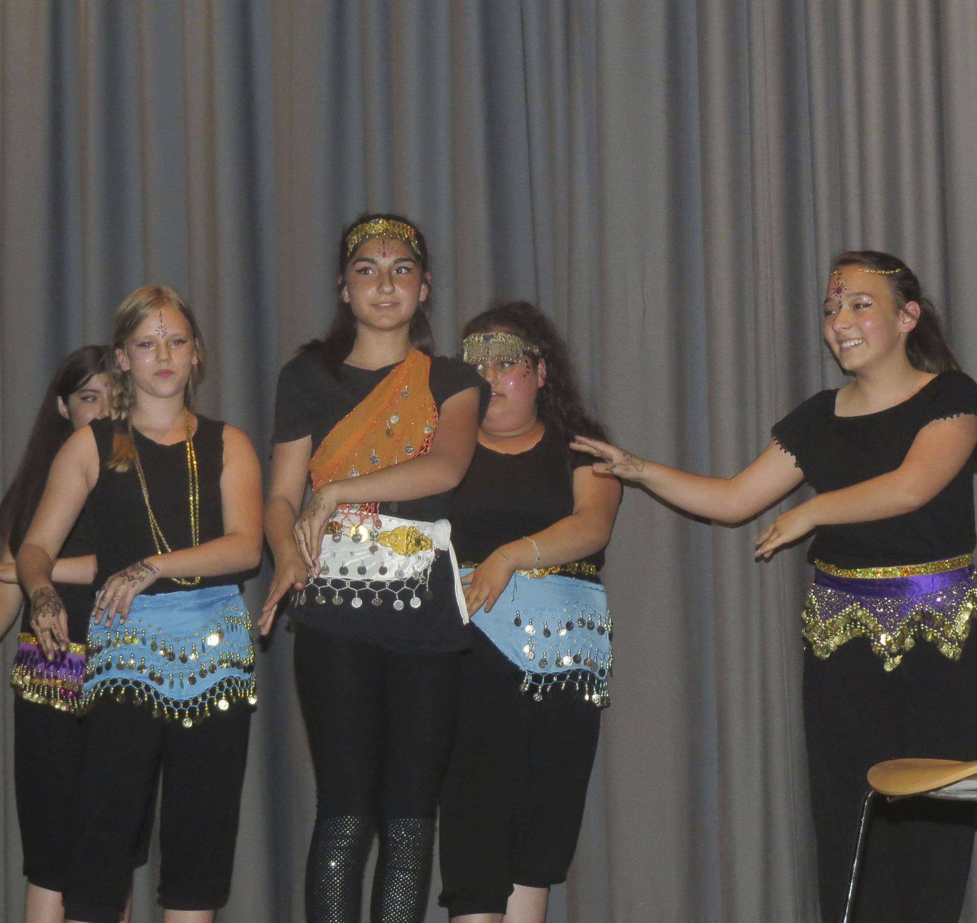 Junge Bauchtänzerinnen erfreuten die Gäste der Entlassungsfeier in der Wümmeschule mit einem stimmungsvollen Auftritt. Foto: Elke Keppler-Rosenau
