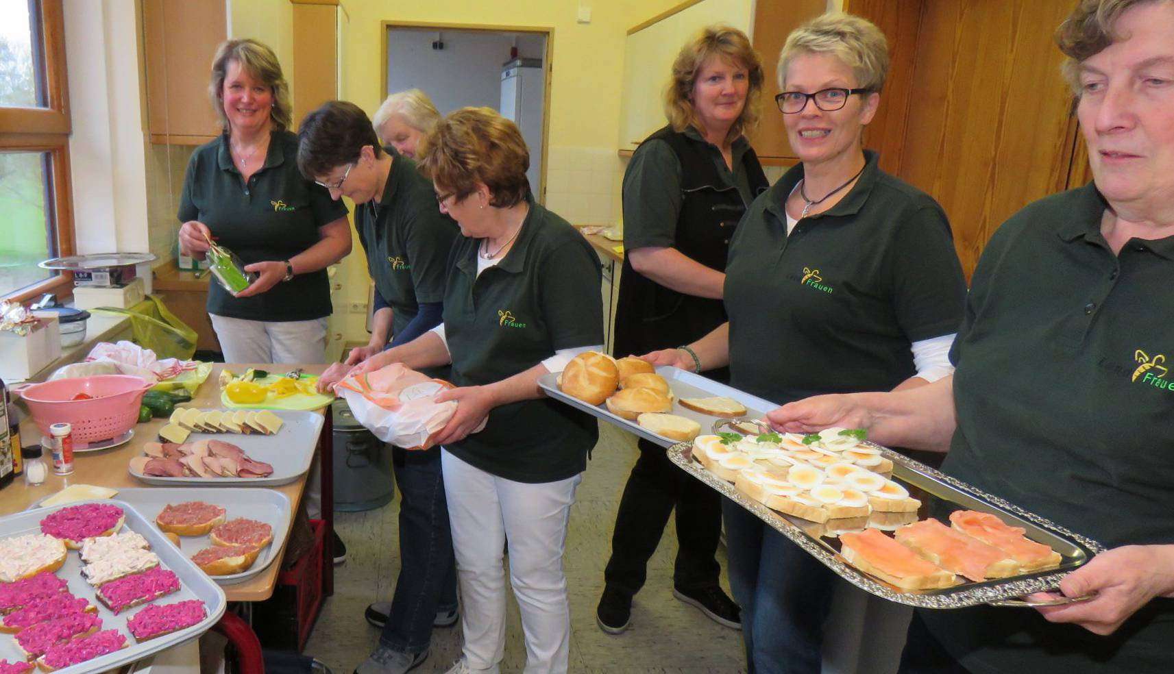 Die Posthausener Landfrauen konnten zum 50-jährigen Jubiläum mit einem besonders köstlichen Büfett für die Blutspender punkten. Foto: Elke Keppler-Rosenau
