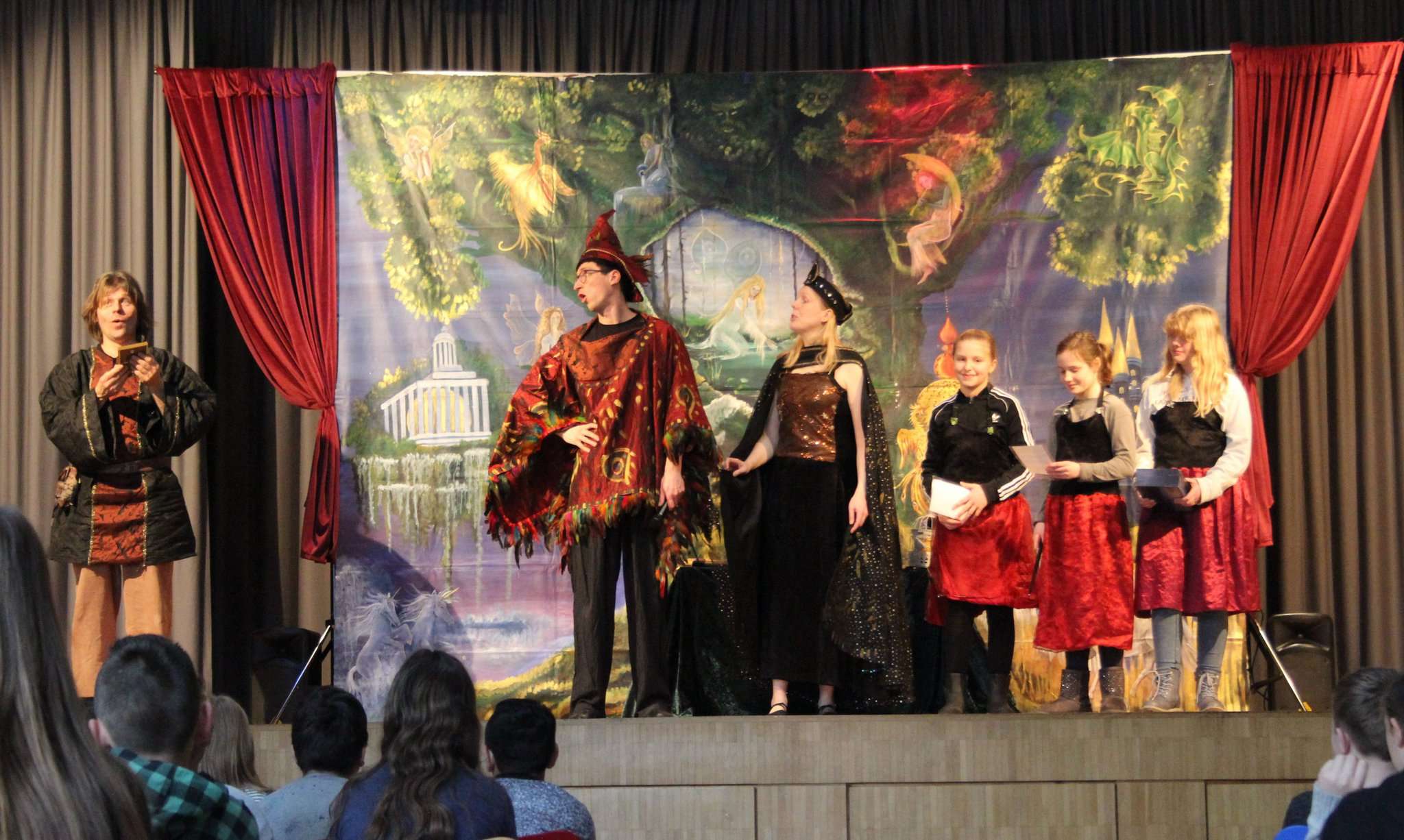 Die Junge Oper Detmold gab ein Gastspiel in der Wümmeschule. In dieser Szene waren auch drei Ottersberger Schülerinnen auf der Bühne zu sehen. Foto: Björn Blaak