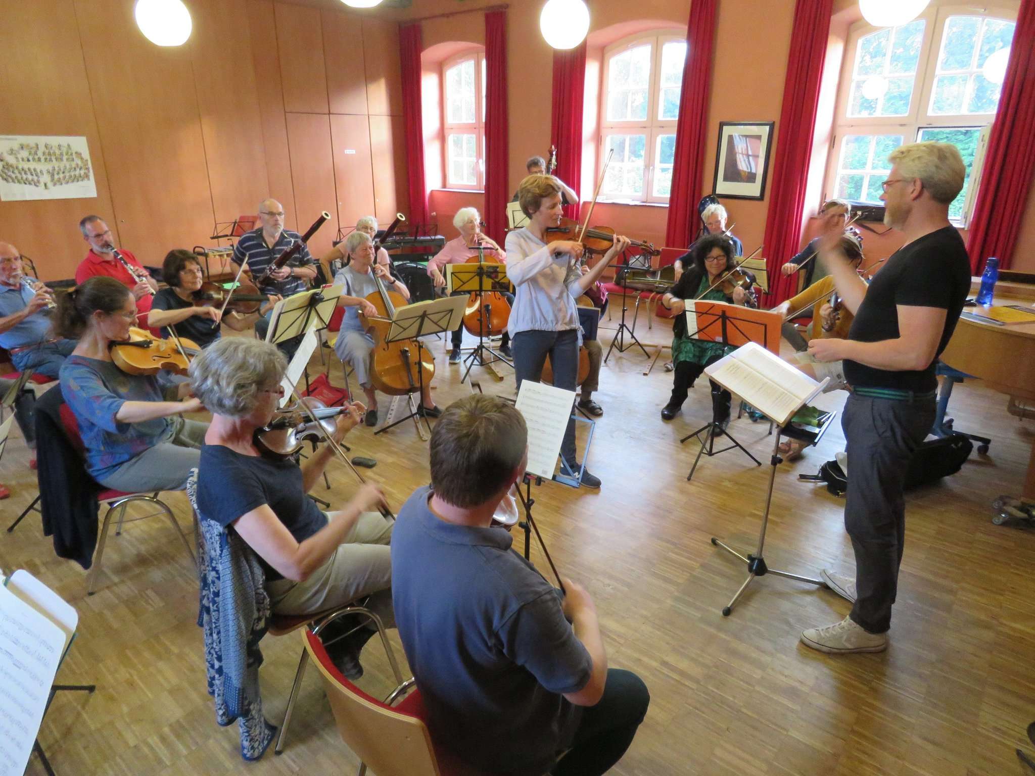 Mit intensiven Proben bereitet sich das Kammerorchester Ottersberg in der Waldorfschule auf seine Konzerte vor. 
Foto: Elke Keppler-Rosenau