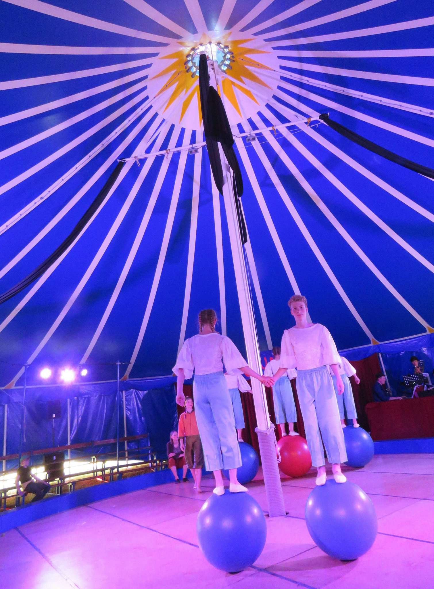 Zirkusbesucher tauchten ein in die fantastische Welt von Khanysa, das geheimnisvolle Land der Erkenntnis.
Foto: Elke Keppler-Rosenau