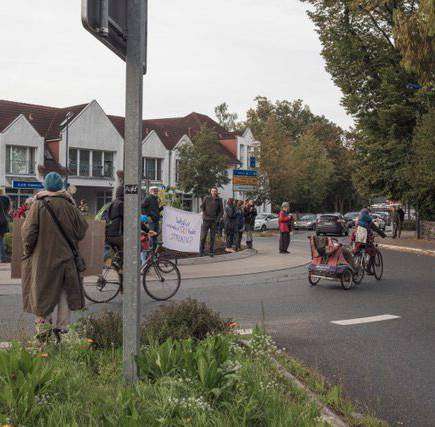 Demonstranten legten den Verkehr in Ottersberg lahm. Foto: Christoph Plünnecke