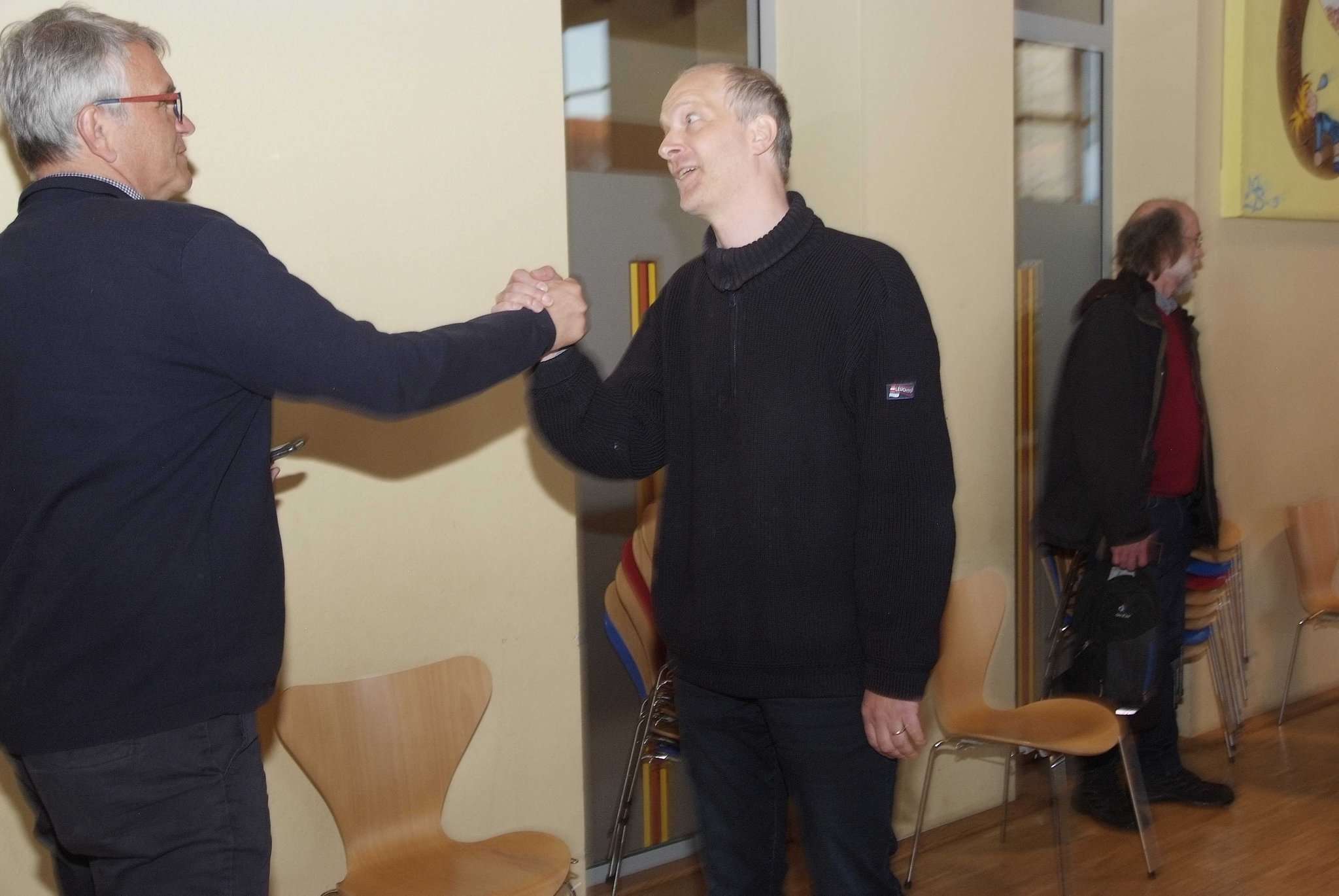 Der unterlegende Gegenkandidat Reiner Sterna (links) gratuliert dem zukünftigen Ottersberger Bürgermeister Tim Willy Weber. 
Foto: Tobias Woelki
