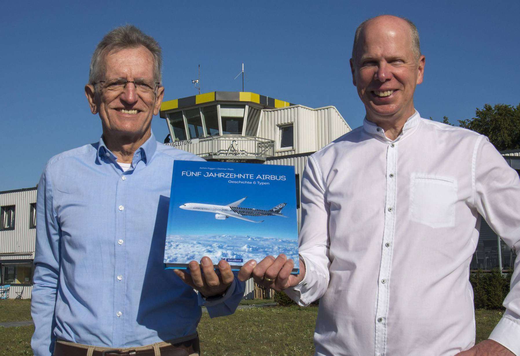 Zeigen ihr neuestes gemeinsames Werk: Dietmar Plath (links) und Achim Figgen auf dem Flugplatz in Rotenburg. Foto: Privat