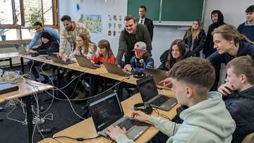Junge ITProfis der Hacker School geben Programmierkurse an Wümmeschule  VON PETRA HOLTHUSEN
