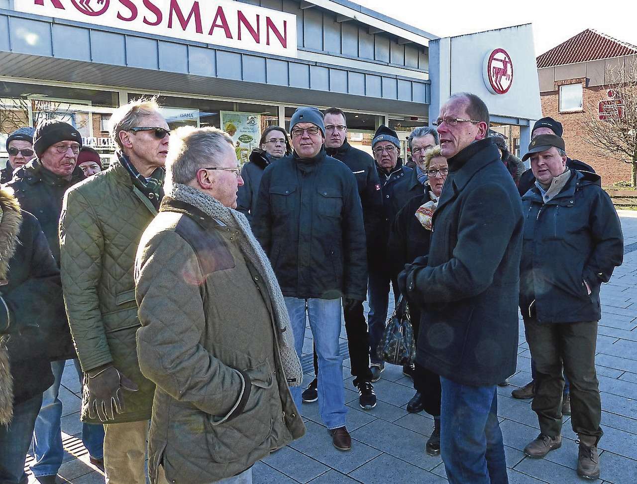 Oytens stellvertretender Bürgemeister Axel Junge (Zweiter von rechts) erklärt, wie es weitergehen soll mit dem Ort in unmittelbarer Nähe des Oberzentrums Bremen.  