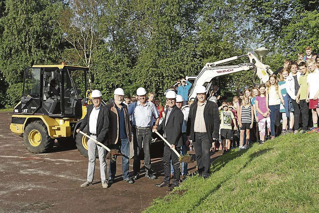 Bürgermeister Manfred Cordes (links) erklärt die Baustelle am Schulzentrum in der Pestalozzistraße für eröffnet.
