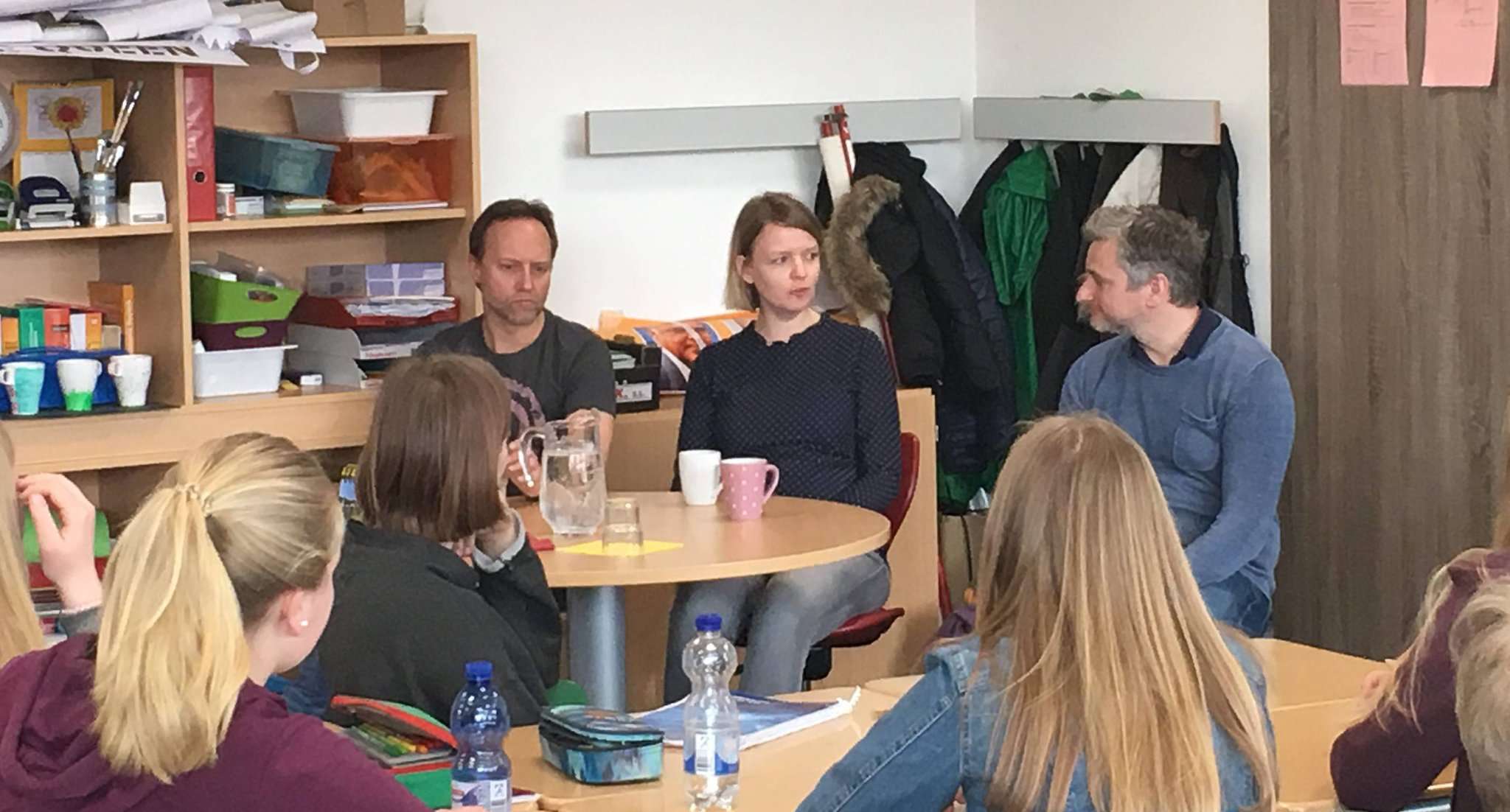 Dennis Kaupp (von links am Tisch sitzend), Alicia Anker und Jesko Friedrich von der NDR Satiresendung 