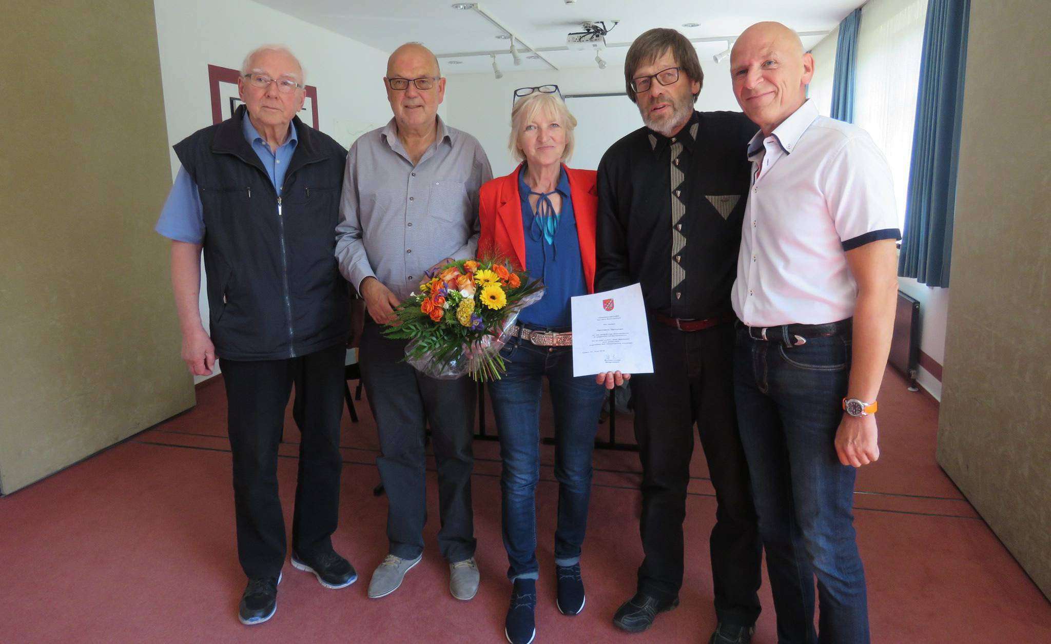 Während der Verabschiedung (von links): Werner Jagdfeld, Bürgermeister Manfred Cordes, Marlene und Herman Hemmen sowie Bernd Wolff. Foto: Elke Keppler-Rosenau