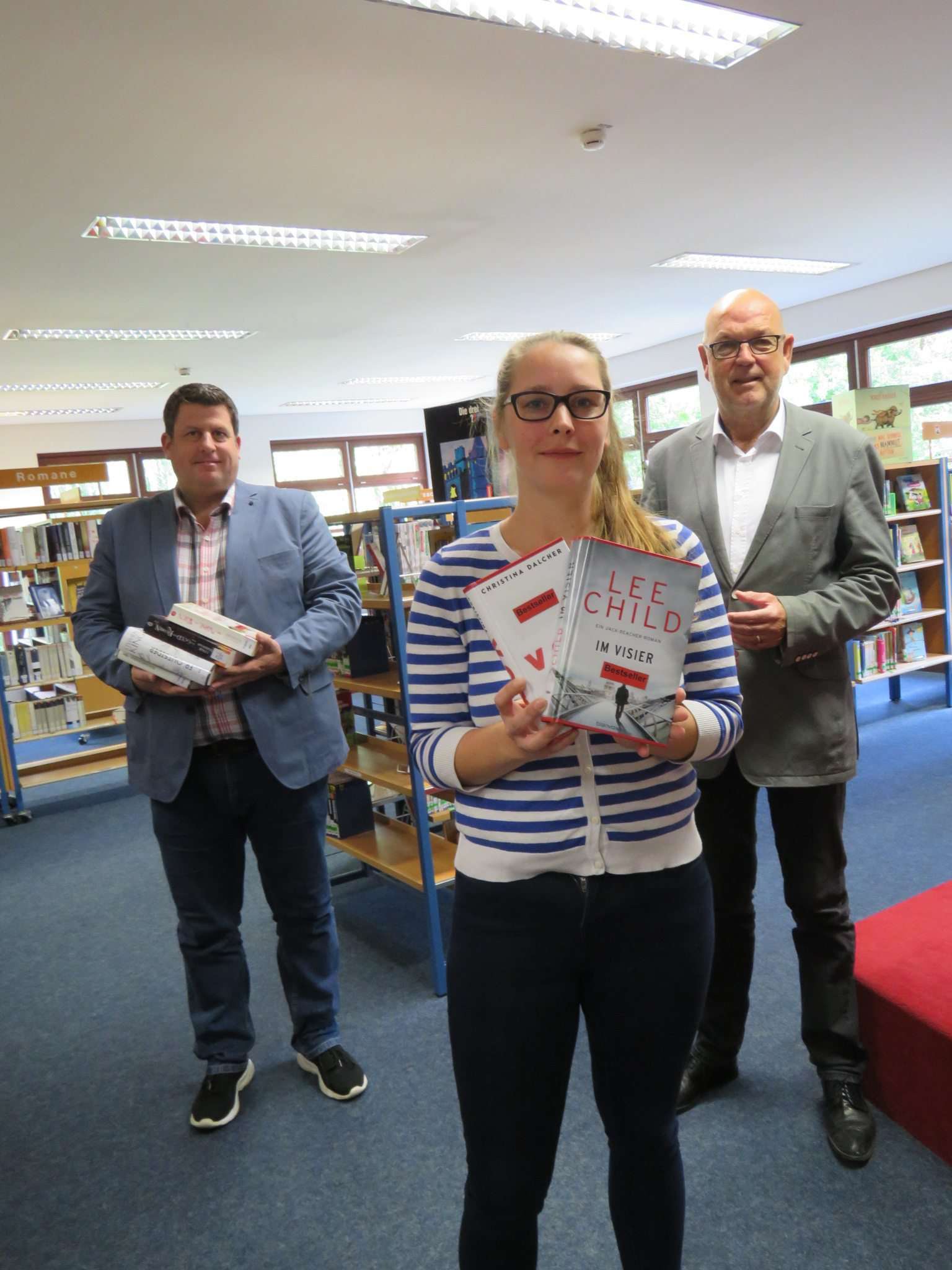 Würden sich über ehrenamtliche Helfer für die Bücherei freuen (von links): Daniel Moos, Jaqueline Ballandis und Manfred Cordes. Foto: Elke Keppler-Rosenau