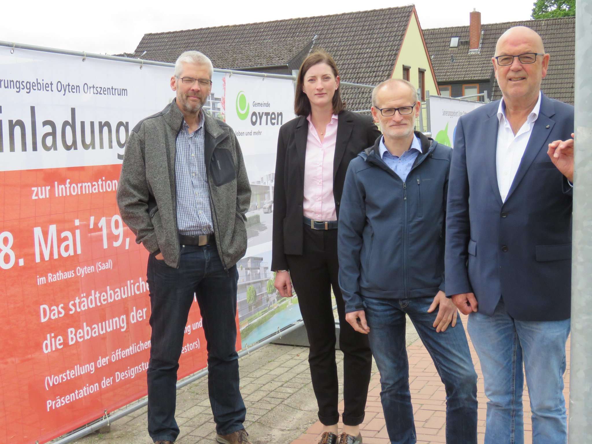 Guido Kahle (von links), Isa Zipperling, Wolfgang Röttjer und Manfred Cordes vor dem Bauschild, das auf die Info-Veranstaltung am 28. Mai hinweist. Foto: Elke Keppler-Rosenau