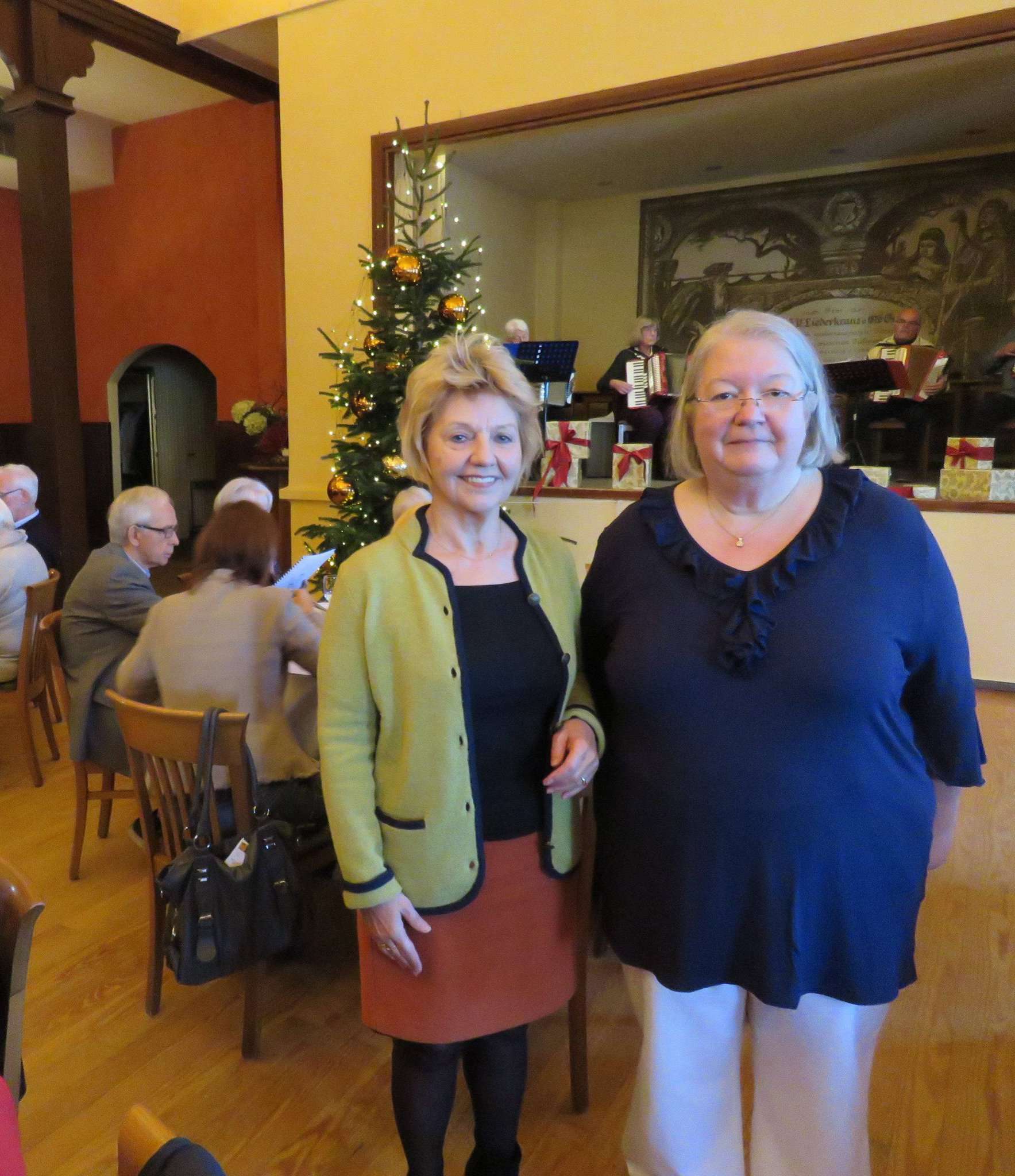 Die stellvertretende Landrätin Karin Labinsky-Meyer (links) wurde von Marina Schmidt herzlich zur Adventsfeier der Parkinson Selbsthilfegruppe begrüßt. Foto: Elke Keppler-Rosenau