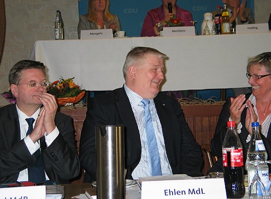 Applaus für den neuen alten Vorsitzenden der Kreis-CDU, Hans-Heinrich Ehlen (Mitte)              Foto: Rehak