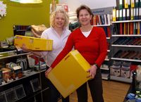 Der neue Laden mit Postagentur und Schreibwaren wurde von den Kunden sehr gut angenommen. Im Bild Elke Kallhardt (rechts) und Anke Reimers Foto: Mertins