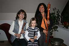 Ellen Cordes und Mona Buschmann freuen sich gemeinsam mit den Stuckenborsteler Kinder auf den musikalischen Adventskranz           Foto: Zachrau