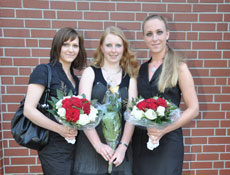 Isabell Sasse (Bildmitte) aus Rotenburg schloss die Ausbildung als Jahrgangsbeste ab. Alla Bacharowski (links) und Stefanie Marx standen ihr nur wenig nach