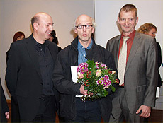 Der Kunstpreis 2010 des Flecken Ottersberg ging an Jürgen Bodo Scholz (Mitte). Im Bild mit dem künsterlischen Leiter Martin Vosswinkel (links) und Bürgermeister Horst Hofmann. Foto: Mertins