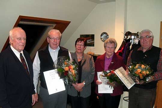 Richard Rust (links) und Vorsitzende Monika Mindermann (Mitte) mit den Geehrten Helmut Schwarmann, Ursula Wittlich und Hugo Robin (von links)