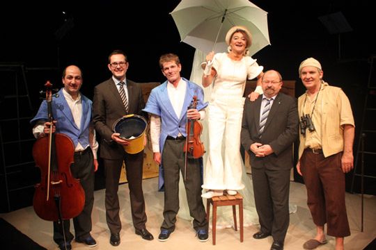 André Pannier (Zweiter von links) und Karlheinz Pietrek (Zweiter von rechts) mit den Schauspielern und Musikern des Stückes "Wenn Engel klopfen
