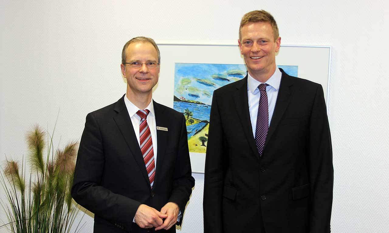 Blicken zufrieden zurück und optimistisch in die Zukunft: Hansjörg Eggers und Ulf Brothuhn von der Bremischen Volksbank.