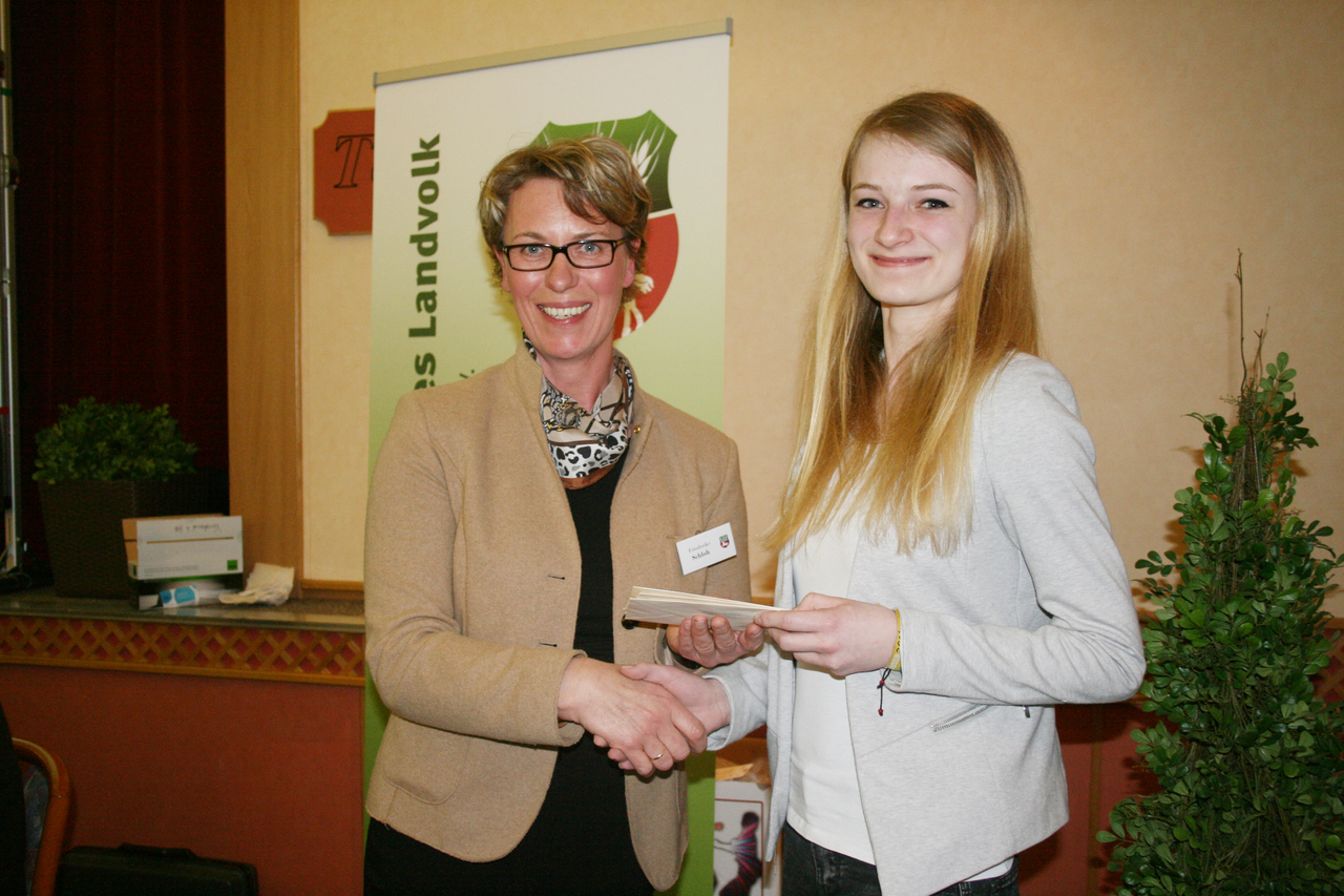 Laura Hüneke (rechts) nahm stellvertretend für ihre Mitschülerinnen eine Anerkennung aus den Händen von Friedrike Schloh entgegen. Fotos: Nina Baucke  