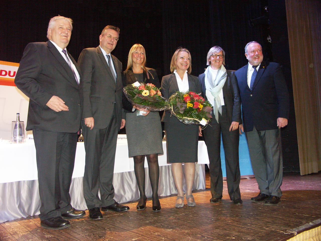 Hans-Heinrich Ehlen und Reinhard Grindel (von links) sowie Gerd Engel und Mechthild Ross-Luttmann (von rechts) gratulierten Kathrin Rösel (dritte von rechts) und dankten Ulrike Jungemann. Foto: Karen Bennecke  