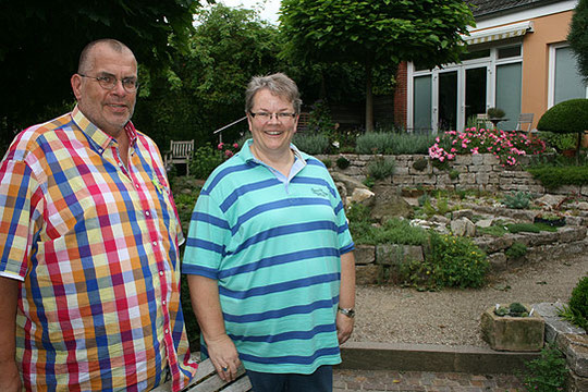   Carola und Hans Ahrens vor ihrem Steingarten und der Trockenmauer                Foto: Voigt