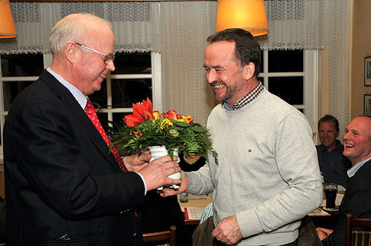 Bürgermeister Rolf Lüdemann (links) verabschiedet Dirk Eberle aus dem Rat                Foto: Plage